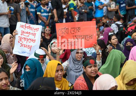 Dacca, Bangladesh. 7 luglio 2024. I manifestanti cantano slogan e tengono cartelli che esprimono le loro opinioni durante una manifestazione a piazza Shahbagh a Dacca. Gli studenti universitari del Bangladesh e i disoccupati protestano per vietare le quote per i posti di lavoro governativi, chiedendo il ripristino della circolare governativa del 2018 che ha abolito il sistema delle quote. (Foto di Piyas Biswas/SOPA Images/Sipa USA) credito: SIPA USA/Alamy Live News Foto Stock