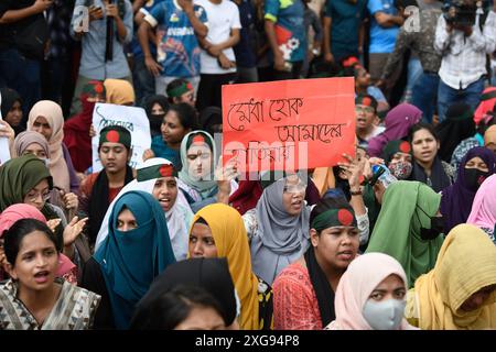 Dacca, Bangladesh. 7 luglio 2024. I manifestanti cantano slogan e tengono cartelli che esprimono le loro opinioni durante una manifestazione a piazza Shahbagh a Dacca. Gli studenti universitari del Bangladesh e i disoccupati protestano per vietare le quote per i posti di lavoro governativi, chiedendo il ripristino della circolare governativa del 2018 che ha abolito il sistema delle quote. (Foto di Piyas Biswas/SOPA Images/Sipa USA) credito: SIPA USA/Alamy Live News Foto Stock