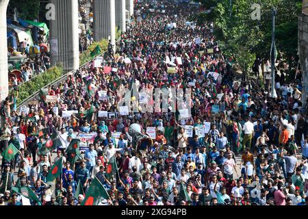 Dacca, Bangladesh. 7 luglio 2024. I manifestanti cantano slogan e tengono cartelli che esprimono le loro opinioni durante una manifestazione a piazza Shahbagh a Dacca. Gli studenti universitari del Bangladesh e i disoccupati protestano per vietare le quote per i posti di lavoro governativi, chiedendo il ripristino della circolare governativa del 2018 che ha abolito il sistema delle quote. (Foto di Piyas Biswas/SOPA Images/Sipa USA) credito: SIPA USA/Alamy Live News Foto Stock