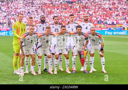 Stoccarda, Germania. 5 luglio 2024. Foto di squadra: Manuel NEUER, portiere DFB 1, Antonio Ruediger, Ruediger, DFB 2 Emre CAN, DFB 25 Jonathan Tah, DFB 4 David Raum, DFB 3 Joshua Kimmich, DFB 6 Toni Kroos, DFB 8 Kai Havertz, DFB 7 Jamal Musiala, DFB 10 Ilkay Guendogan, DFB 21, Leroy NSAE 19 DFB all'inno nei quarti di finale GERMANIA - SPAGNA 1-2 N.V. dei Campionati europei UEFA 2024 del 5 luglio 2024 a Stoccarda, Germania. Fotografo: ddp Images/STAR-Images credito: ddp media GmbH/Alamy Live News Foto Stock