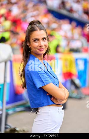 Stoccarda, Germania. 5 luglio 2024. Lea Wagner, presentatrice sportiva ARD Sport Moderatorin, Sportmoderatorin, Journalistin, Das Erste, Fernsehmoderatorin, TV, nei quarti di finale GERMANIA - SPAGNA 1-2 N.V. dei Campionati europei UEFA 2024 il 5 luglio 2024 a Stoccarda, Germania. Fotografo: ddp Images/STAR-Images credito: ddp media GmbH/Alamy Live News Foto Stock