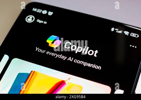 In questa immagine, la pagina iniziale dell'applicazione Microsoft Copilot viene visualizzata sullo schermo dello smartphone. Foto Stock