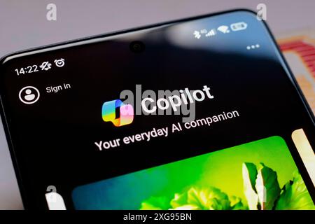 In questa immagine, la pagina iniziale dell'applicazione Microsoft Copilot viene visualizzata sullo schermo dello smartphone. Foto Stock