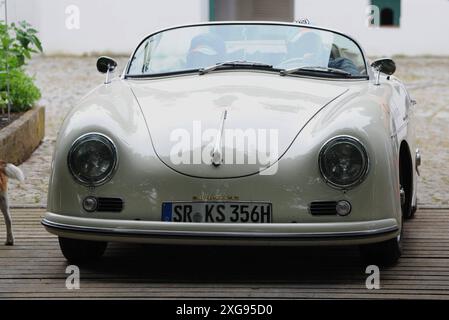 20) Regensburger Classic Rallye, Oldtimer-Rennen bzw Ausfahrt mit Start und Ziel a Ratisbona, via Laaber, Beratzhausen, Lupburg, Steinmühle bei Parsberg, Hexenagger, Kapflberg, Sinzing, Stadtamhof. Foto: Startnummer 41, Porsche 356 Speedster, Baujahr 1964 mit 120 PS *** 20 Regensburger Classic Rallye, corsa/escursione con partenza e arrivo a Ratisbona, via Laaber, Beratzhausen, Lupburg, Steinmühle vicino a Parsberg, Hexenagger, Kapflberg, Sinzing, Stadtamhof foto a partire dal numero 41, Porsche 356 Speedster, costruita nel 1964 con 120 cv Foto Stock