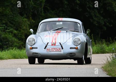 20) Regensburger Classic Rallye, Oldtimer-Rennen bzw Ausfahrt mit Start und Ziel a Ratisbona, via Laaber, Beratzhausen, Lupburg, Steinmühle bei Parsberg, Hexenagger, Kapflberg, Sinzing, Stadtamhof. Foto: Startnummer 50, Porsche 356 Coupe, Baujahr 1960 mit 100 PS *** 20 Regensburger Classic Rallye, corsa/escursione con partenza e arrivo a Ratisbona, via Laaber, Beratzhausen, Lupburg, Steinmühle vicino a Parsberg, Hexenagger, Kapflberg, Sinzing, Stadtamhof foto numero di partenza 50, Porsche 356 Coupé, costruita nel 1960 con 100 cv Foto Stock