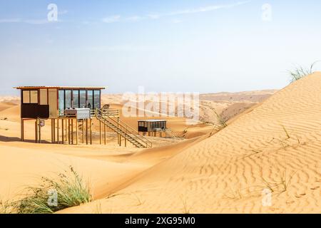 Moderne case resort che si innalzano sopra la sabbia nel mezzo del deserto di Wahiba, Oman Foto Stock