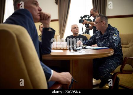 Odesa, Ucraina. 7 luglio 2024. Oleksiy Neizhpapa, a destra, comandante della Marina Ucraina commenta durante un incontro bilaterale con il ministro della difesa olandese Ruben Brekelmans, e il ministro degli Esteri Caspar Veldkamp, e delegazioni, 7 luglio 2024 a Odesa, Ucraina. Credito: Presidenza Ucraina/Ufficio stampa presidenziale ucraino/Alamy Live News Foto Stock