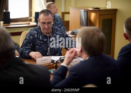 Odesa, Ucraina. 7 luglio 2024. Oleksiy Neizhpapa, centro, comandante della Marina Ucraina commenta durante un incontro bilaterale con il ministro della difesa olandese Ruben Brekelmans, e il ministro degli Esteri Caspar Veldkamp, e delegazioni, 7 luglio 2024 a Odesa, Ucraina. Credito: Presidenza Ucraina/Ufficio stampa presidenziale ucraino/Alamy Live News Foto Stock