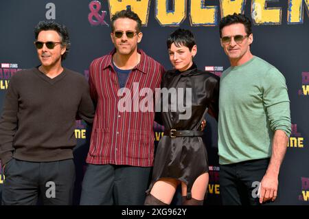 Shawn Levy, Ryan Reynolds, Emma Corrin e Hugh Jackman beim fan-Screening des Kinofilms 'Deadpool & Wolverine' im UCI Luxe am Uber Platz. Berlino, 07.07.2024 Foto Stock