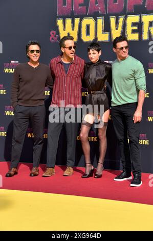 Shawn Levy, Ryan Reynolds, Emma Corrin e Hugh Jackman beim fan-Screening des Kinofilms 'Deadpool & Wolverine' im UCI Luxe am Uber Platz. Berlino, 07.07.2024 Foto Stock