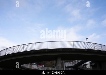 Gothenburg, Svezia - 13 novembre 2022: Rampa per biciclette a spirale su un'autostrada Foto Stock