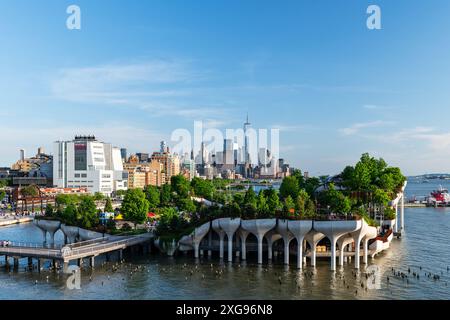 NEW YORK - 20 MAGGIO 2024: Little Island sul fiume Hudson a Chelsea, New York, con lo skyline di Lower Manhattan come sfondo mozzafiato al crepuscolo. Foto Stock