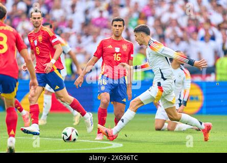 Kai Havertz, DFB 7 gareggiano per il pallone, tackle, duello, colpo di testa, zweikampf, azione, lotta contro Rodrigo, ESP 16 Fabian Ruiz, ESP 8 nei quarti di finale GERMANIA - SPAGNA 1-2 N.V. dei Campionati europei UEFA 2024 il 5 luglio 2024 a Stoccarda, Germania. Fotografo: Peter Schatz Foto Stock