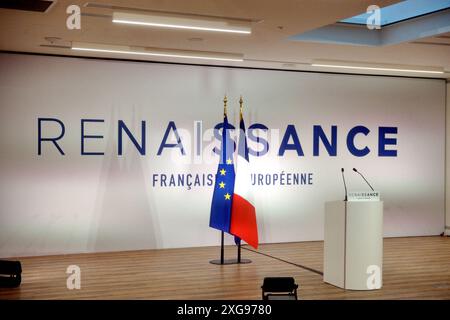 Parigi, Francia. 7 febbraio 2021. Atmosfera durante una serata elettorale del Rinascimento del partito al governo in seguito ai primi risultati del secondo turno delle elezioni legislative francesi a Parigi il 7 luglio 2024. Foto di Karim Ait Adjedjou/ABACAPRESS. COM credito: Abaca Press/Alamy Live News Foto Stock