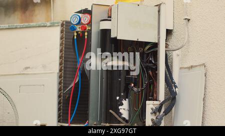 Primo piano zoom in immagine dei misuratori del collettore all'interno del condizionatore d'aria guasto aperto. Set di componenti del sistema hvac per analisi comparativa del barometro utilizzati per controllare il refrigerante del condizionatore d'aria che necessita di manutenzione Foto Stock