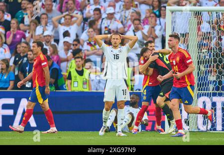 Waldemar Anton, DFB 16 SAD mentre Aymeric Laporte, ESP 14 Unai Simon, ESP 23 festeggiano dopo i quarti di finale GERMANIA - SPAGNA 1-2 N.V. dei Campionati europei UEFA 2024 il 5 luglio 2024 a Stoccarda, Germania. Fotografo: Peter Schatz Foto Stock