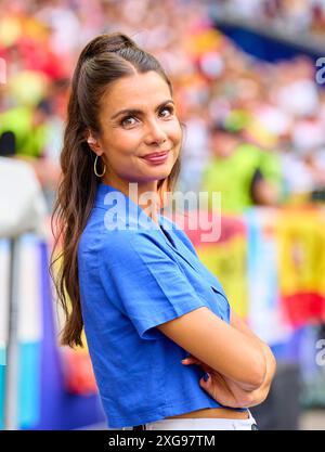 Lea Wagner, presentatrice sportiva ARD Sport Moderatorin, Sportmoderatorin, Journalistin, Das Erste, Fernsehmoderatorin, TV, nei quarti di finale GERMANIA - SPAGNA 1-2 N.V. dei Campionati europei UEFA 2024 il 5 luglio 2024 a Stoccarda, Germania. Fotografo: Peter Schatz Foto Stock