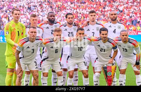 Foto di squadra: Manuel NEUER, portiere DFB 1, Antonio Rüdiger, Ruediger, DFB 2 Emre CAN, DFB 25 Jonathan Tah, DFB 4 David Raum, DFB 3 Joshua Kimmich, DFB 6 Toni Kroos, DFB 8 Kai Havertz, DFB 7 Jamal Musiala, DFB 10 Ilkay Gündogan, DFB 21 Leroy SANE, 19 DFB all'inno nei quarti di finale GERMANIA - SPAGNA 1-2 N.V. dei Campionati europei UEFA 2024 del 5 luglio 2024 a Stoccarda, Germania. Fotografo: Peter Schatz Foto Stock