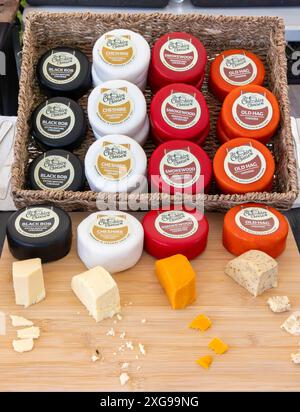 Commerciante al 2024 Stockton Heath Festival, che vende formaggio e propone pezzi da provare prima dell'acquisto Foto Stock