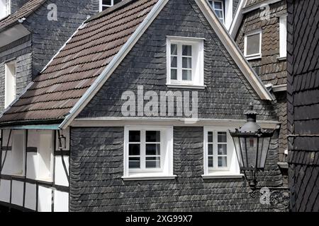 Malerische Altstädte im Rheinland die Altstadt des Ortes Velbert-Langenberg gehört zu der schönsten der Region und gehört zum Kreis Mettmann, anche zum Rheinland. Der Ort wurde im Jahr 1220 zum ersten mal urkundlich erwähnt und viele historische Bauten sind bis heute erhalten geblieben. Velbert-Langenberg Nordrhein-Westfalen Deutschland Altstadt *** pittoresche città antiche della Renania la città vecchia di Velbert Langenberg è una delle più belle della regione e appartiene al distretto di Mettmann, cioè la Renania la città è stata menzionata per la prima volta in un documento nel 1220 e molti bui storici Foto Stock