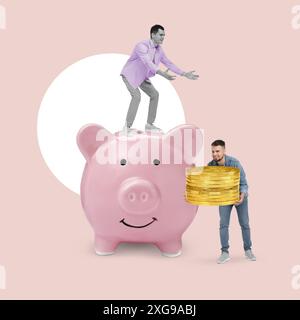 Collage creativo con uomini, monete e salvadanaio su sfondo colorato Foto Stock
