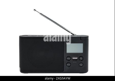 Dettaglio di una piccola radio portatile nera alimentata a batteria su sfondo bianco. È una radio con antenna pieghevole Foto Stock