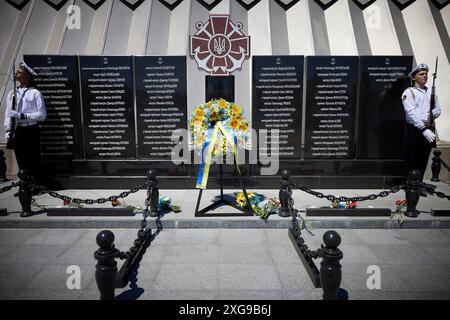 Odesa, Ucraina. 7 luglio 2024. Le guardie d'onore della Marina Ucraina si trovano presso la Stele commemorativa dei soldati caduti della Marina dopo una cerimonia di corona al porto di Odesa, il 7 luglio 2024 a Odesa, Ucraina. Credito: Presidenza Ucraina/Ufficio stampa presidenziale ucraino/Alamy Live News Foto Stock