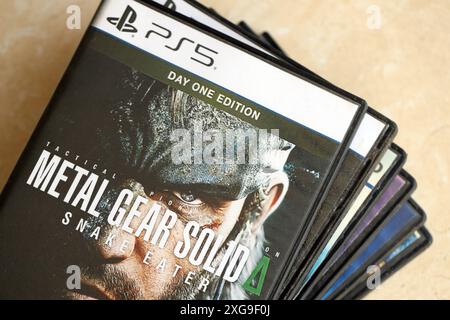 KIEV, UCRAINA - 26 GIUGNO 2024 Metal Gear Solid Delta Snake Eater PS5 videogioco in box per console di gioco. Primo piano su un disco di videogiochi molto popolare Foto Stock