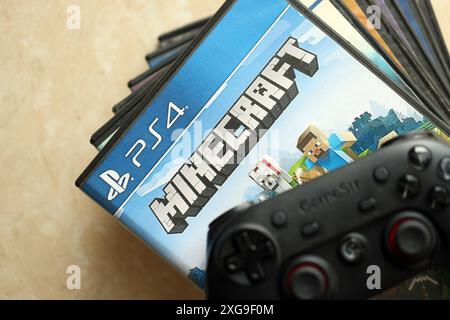 KIEV, UCRAINA - 26 GIUGNO 2024 Minecraft PS4 videoludico box per console di gioco. Primo piano su un disco di videogiochi molto popolare Foto Stock
