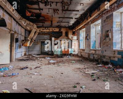 Cucina abbandonata e rovinata di mensa o ristorante di fabbrica chiuso. Foto Stock