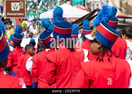 Salvador, Bahia, Brasile - 2 luglio 2024: Diversi studenti delle scuole pubbliche sono visti sfilare durante la celebrazione dell'indipendenza di Bahia, a Pelourinho, nel Foto Stock