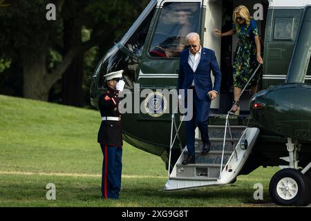 Washington, Stati Uniti. 7 luglio 2024. Il Presidente Joe Biden e la First Lady Jill Biden si allontanano da Marine One sul South Lawn della Casa Bianca il 7 luglio 2024 a Washington, DC il Presidente e la First Lady stanno tornando alla Casa Bianca dopo gli eventi della campagna a Philadelphia e Harrisburg, Pennsylvania. (Foto di Samuel Corum/Sipa USA) credito: SIPA USA/Alamy Live News Foto Stock