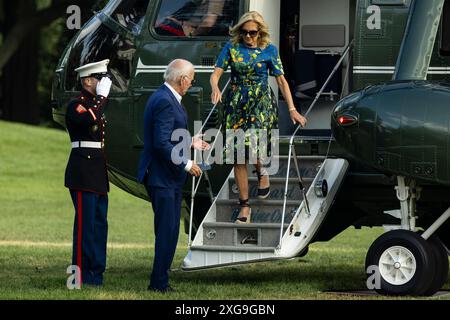 Washington, Stati Uniti. 7 luglio 2024. Il Presidente Joe Biden e la First Lady Jill Biden si allontanano da Marine One sul South Lawn della Casa Bianca il 7 luglio 2024 a Washington, DC il Presidente e la First Lady stanno tornando alla Casa Bianca dopo gli eventi della campagna a Philadelphia e Harrisburg, Pennsylvania. (Foto di Samuel Corum/Sipa USA) credito: SIPA USA/Alamy Live News Foto Stock