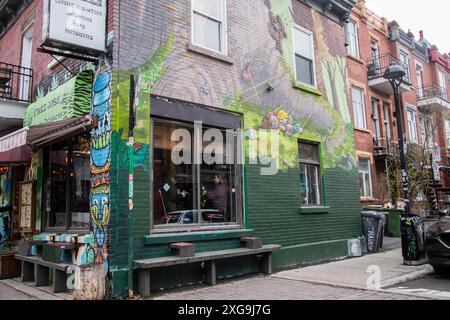 Ragazza che dorme con il murale dell'orso sul Chez Jose Café su Duluth Avenue East nel centro di Montreal, Quebec, Canada Foto Stock