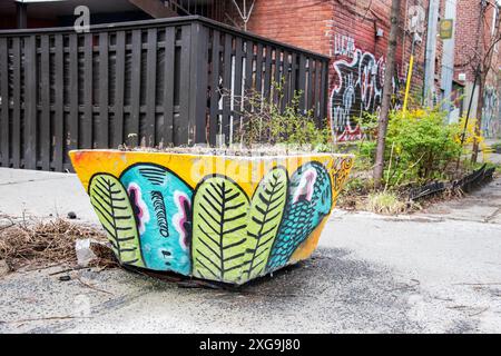 Piante murali su una piantatrice di calcestruzzo in Saint-Dominique Street nel centro di Montreal, Quebec, Canada Foto Stock