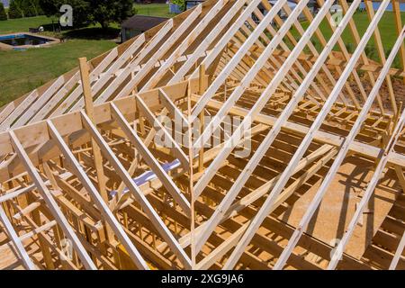 Installazione di telai di capriate per tetti in legno da costruzione Foto Stock