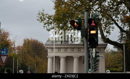 Sistema di semafori mirato con edificio storico sul retro Foto Stock