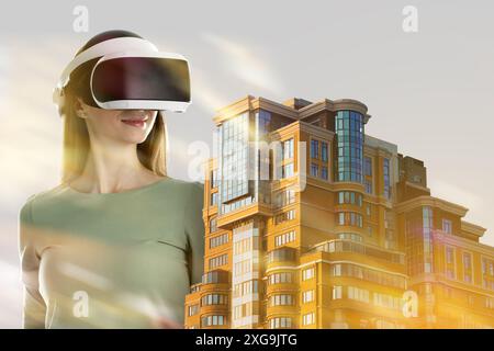 Sviluppatore che utilizza il visore per la realtà virtuale nel progetto. Tecnologia moderna. Doppia esposizione di donna e edificio Foto Stock