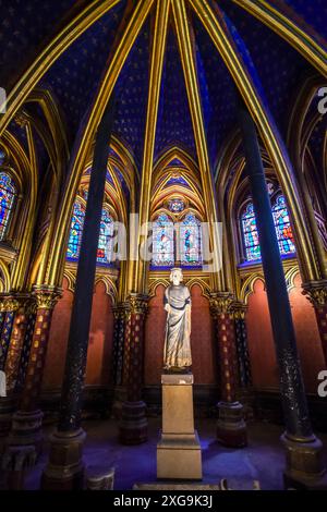 Statua del re Luigi IX nella Cappella inferiore di Sainte-Chapelle - Parigi, Francia Foto Stock