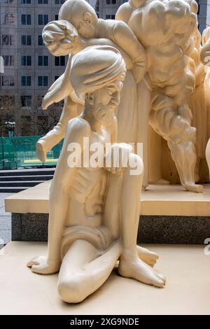 Scultura illuminata sul McGill College nel centro di Montreal, Quebec, Canada Foto Stock