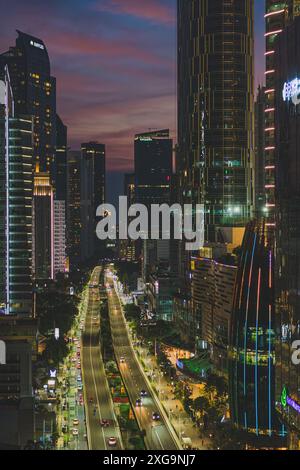 Giacarta, Indonesia - 12 maggio 2024. Questa immagine notturna di Giacarta mette in risalto l'architettura moderna e l'energia della città. Dominano grattacieli alti Foto Stock