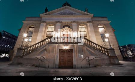 Notte stellata su Friedrichstadtkirche: Lo splendore architettonico gotico di Berlino Foto Stock