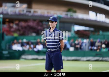 Londra, Londra, Gran Bretagna. 7 luglio 2024. Ballboy durante i campionati di Wimbledon (immagine di credito: © Mathias Schulz/ZUMA Press Wire) SOLO PER USO EDITORIALE! Non per USO commerciale! Crediti: ZUMA Press, Inc./Alamy Live News Foto Stock