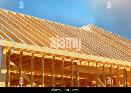 Attualmente in costruzione, nuova costruzione del telaio con travi, travi del tetto, struttura di costruzione Foto Stock