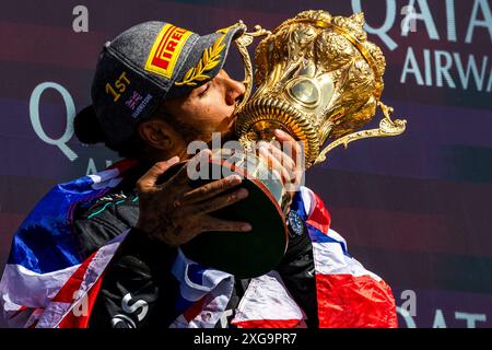 Silverstone, Regno Unito. 7 luglio 2024. Lewis Hamilton (GBR) - Mercedes-AMG PETRONAS F1 Team - Mercedes W15 - Mercedes e Performance sul podio dopo aver vinto la gara il giorno 4, domenica 7 luglio 2024 del Gran premio d'inghilterra 2024 di formula 1 qatar Airways, si svolgerà sul circuito di silverstone dal 5 al 7 luglio 2024. (Foto di Alessio De Marco/Sipa USA) credito: SIPA USA/Alamy Live News Foto Stock