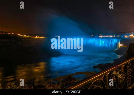 Vista laterale canadese delle Cascate del Niagara, Horseshoe Falls di notte a Niagara Falls, Ontario, Canada Foto Stock