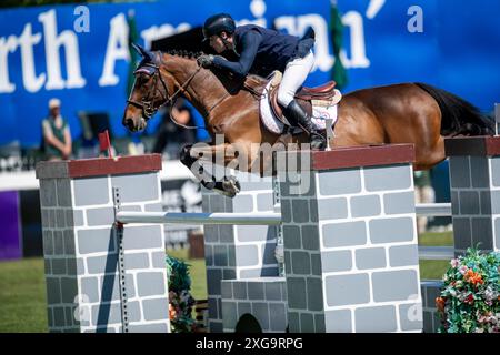 Calgary, Alberta, Canada, 7 luglio 2024. Francisco Pasquel Vega (mex) in sella alla dominante 2000 Z, North American Showjumping, Spruce Meadows, - Sun Life Der Foto Stock