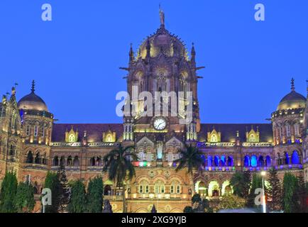 Chhatrapati Shivaji Terminus al tramonto. La stazione di Chhatrapati Shivaji (CST) è un sito patrimonio dell'umanità dell'UNESCO e una storica stazione ferroviaria di Mumbai. Foto Stock