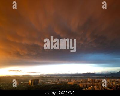 Mammatus nuvola sulla città al tramonto Foto Stock