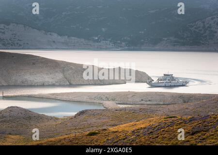 Traghetto da Stanica a Mynjak sull'isola di Rab al mattino presto Foto Stock